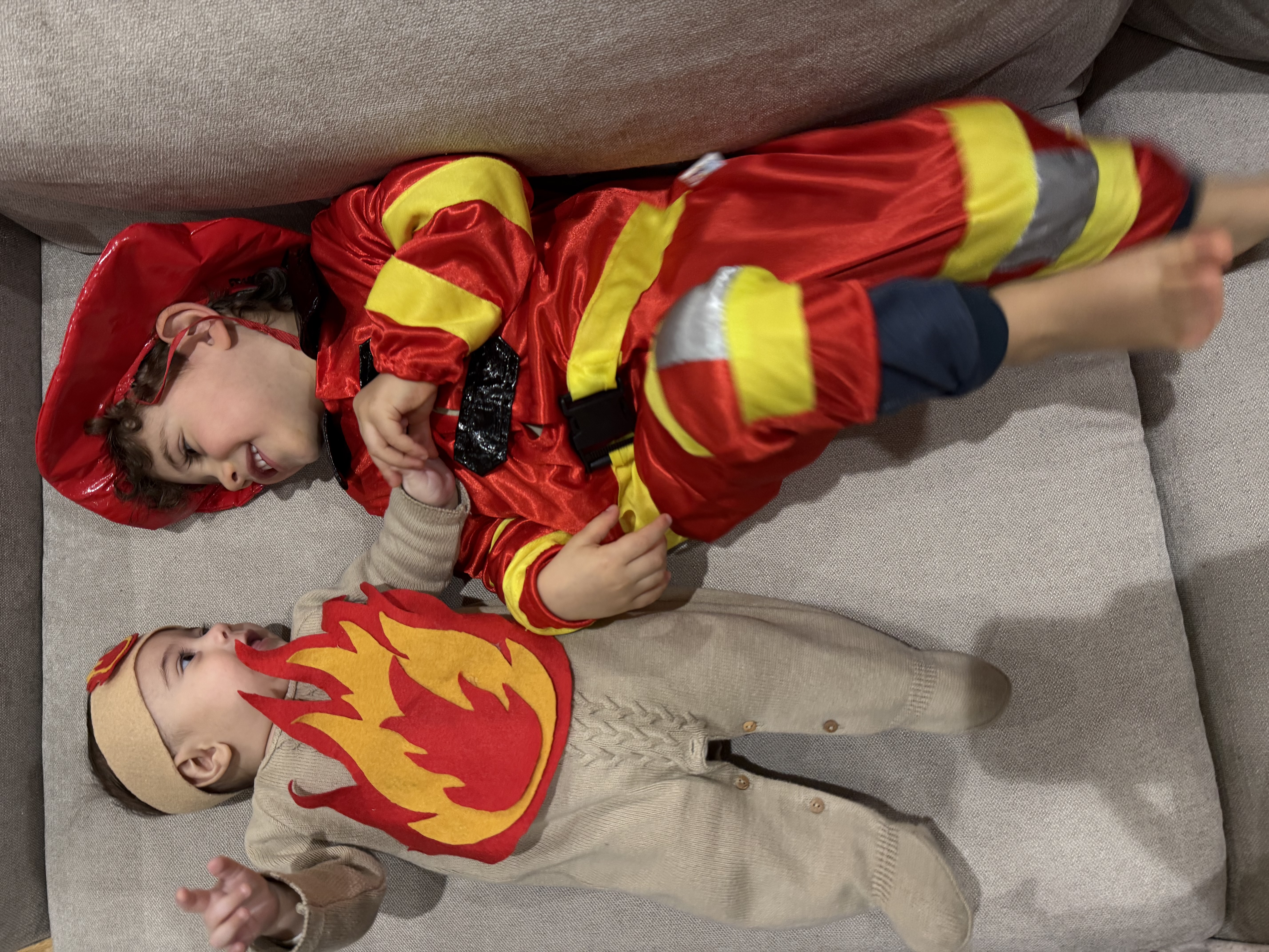 Carnaval — bombeiro e chama