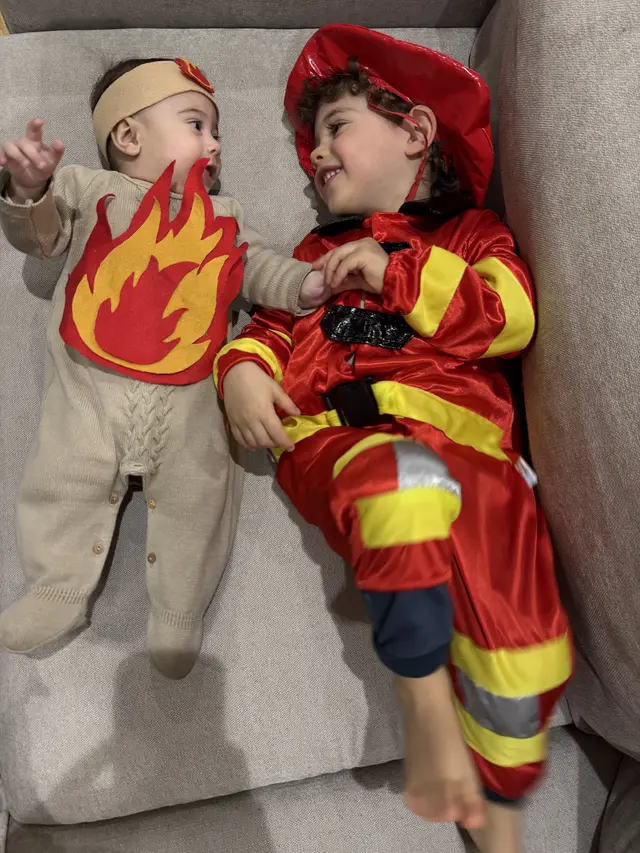Carnaval — bombeiro e chama